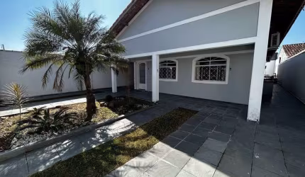 Casa com piscina, 4 dorms, 4 wc, 4 vagas de auto