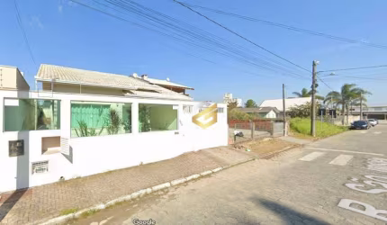 CASA AMPLA COM PISCINA EM BALNEÁRIO PEREQUÊ