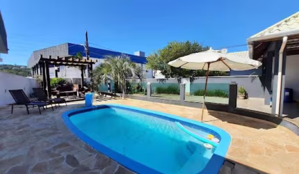 Casa com 3 dormitórios para alugar, 1 m² por R$ 850,00/dia - Bombas - Bombinhas/SC