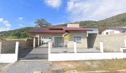 CASA AMPLA COM 03 DORMITÓRIO (SENDO 01 SUÍTE) - SANTA LUZIA/ PORTO BELO SC
