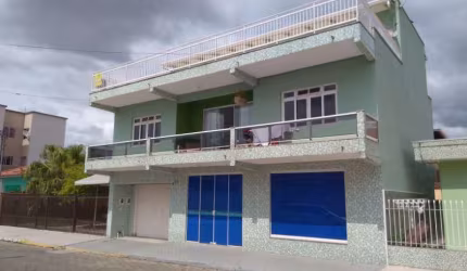 CASA EM CAMBORIÚ.