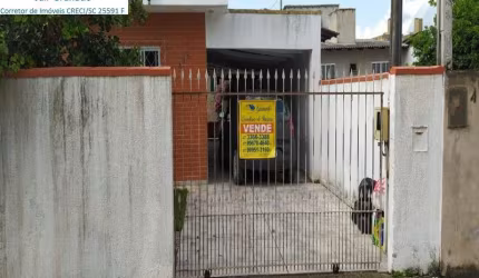 Casa em Camboriú no bairro Tabuleiro com 03 dormitórios
