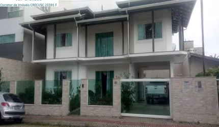 Maravilhosa Casa no Centro de Camboriú, ótima localização região bem valorizada.