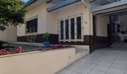 Casa mobiliada no Centro de Camboriú com 03 dormitórios