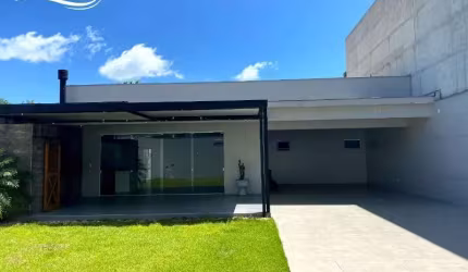Casa semi-mobiliada em Balneário Camboriú com 03 dormitórios