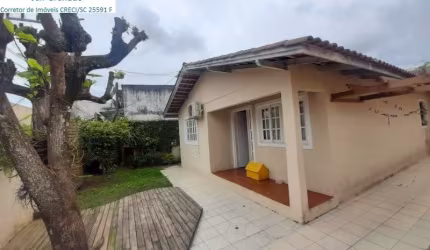Linda Casa em Camboriú no bairro Tabuleiro com 03 dormitórios