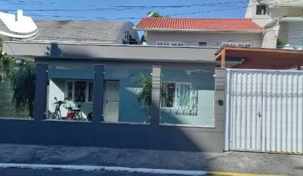 Linda Casa com dois andares em Camboriú no bairro Tabuleiro