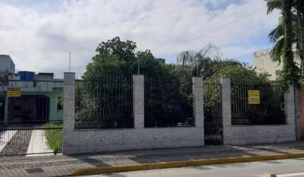 Linda Casa em Camboriú no bairro Areias com 03 dormitórios
