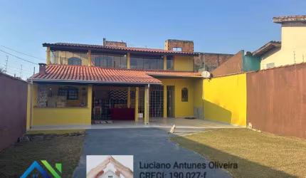 Excelente sobrado de esquina à venda na praia com 3 quartos