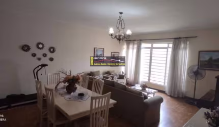 Casa à Venda no Centro de Valinhos SP, Terreno: 269,15m² e 170m² de area construída - R$ 1.200.000,00