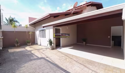Casa a Venda em Valinhos / SP - 3 dorms., 3 vagas -  AC: 217,65m² - AT: 300,60m².   ESTUDA PERMUTA. 