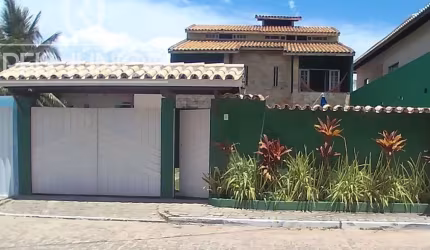 Frente Mar, em condomínio, 4 quartos  e piscina.