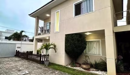 Duplex com 4 quartos, sem taxa de condomínio.