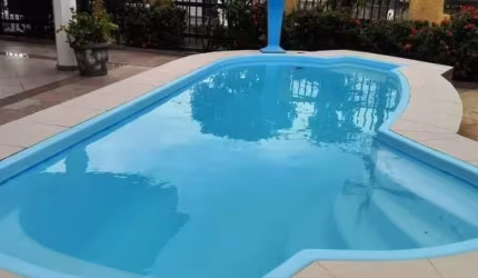 Bem localizada, 600 m² de terreno,  piscina e área gourmet.