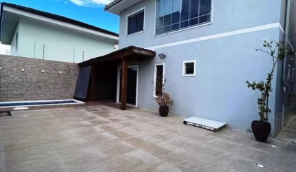 Casa solta com piscina e área gourmet.