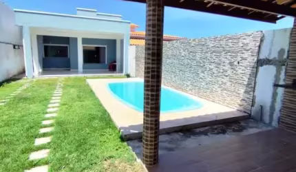 3 quartos, piscina em condomínio com estrutura.
