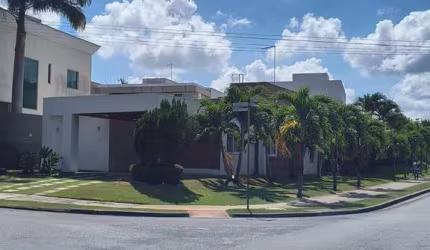 Alphaville I, casa térrea com 420 m² de terreno.