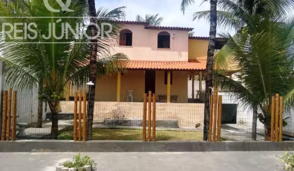 Casa duplex em condomínio frente mar.