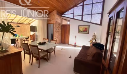 Casa térrea com  2 suítes e estrutura de lazer e segurança.