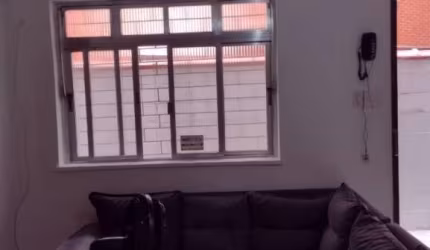 Terreo de dois dormitórios bem conservado com duas áreas de