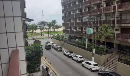 Dois dormitórios com varanda e na quadra da praia. Portaria. Garagem demarcada.