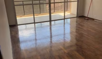 Três dormitórios grande, bem conservado semi mobiliado com armários. Bom local