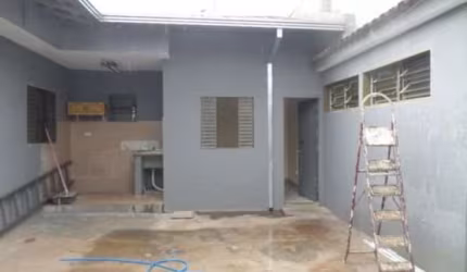 Casa no total de cinco dormitórios com uma principal e edícu