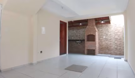 Casa triplex. Dois dormitórios, duas suítes, duas vagas fech