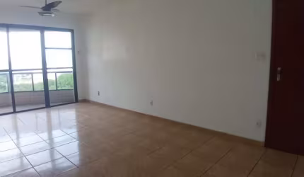 Dois dormitórios amplo com dependência. Prédio excelente.