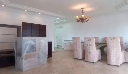Três dormitórios amplo. 150 m2. Duas vagas, ao lado da praia