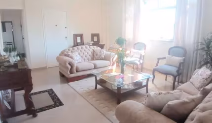 Três dormitórios. Dependência. Suíte. Garagem fechada. Lindo