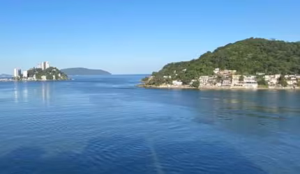 Um dormitório mobiliado, reformado. Frente mar. São Vicente.