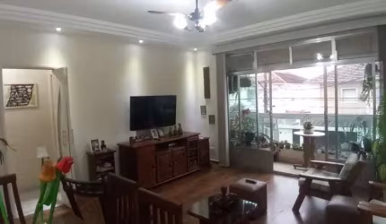 Dois dormitórios. Sala ampla e varanda. Garagem demarcada.