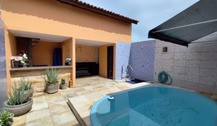 Casa plana com 03 quartos, sendo 01 suíte à venda na Lagoa Redonda | Condomínio Pacífico.