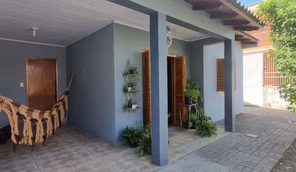 Casa térrea com 2 dormitórios e pátio grande no bairro Mathias Velho em Canoas