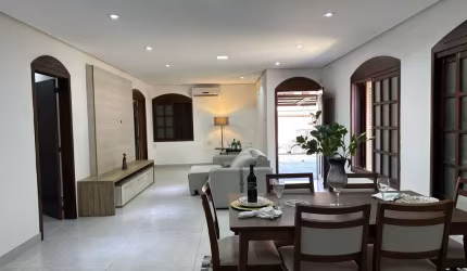Casa térrea com 4 dormitórios, 2 suítes, garagem e pátio, bairro Estância Velha.