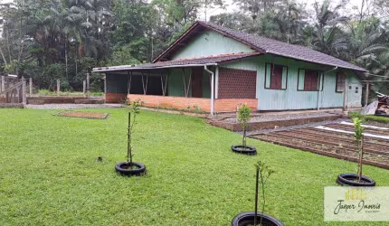 Terreno a venda em Pirabeiraba, com 836 m², com casa de madeira