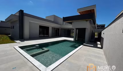 Casa à venda em condomínio com 3 amplas suítes.