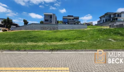Terreno em leve aclive 700m² - Urbanova