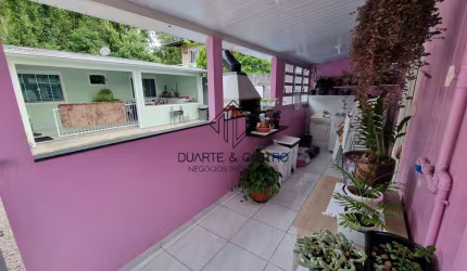 Oportunidade Única com 2 Casas no Terreno