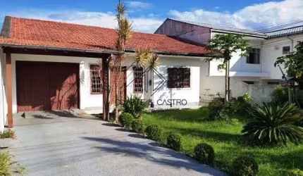 Casa com Edícula de dois andares.