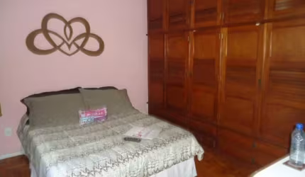 Apartamento de 2 quartos e 1 banheiro.