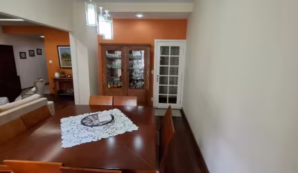 Apartamento 4 quartos, 1 suíte, closet, ampla sala, cozinha, sala de jantar e dependência de empregada. 1 vaga.