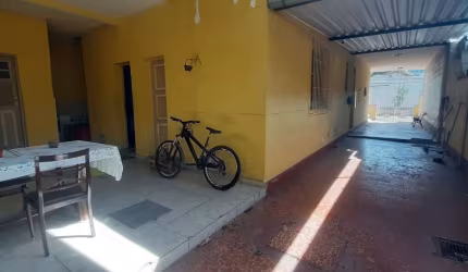 Casa de 5 quartos e 4 garagens.