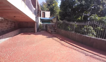 Casa de 5 quartos e 3 suítes.