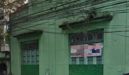 Casa de 3 quartos e 3 garagens.