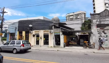 ao lado do Supermercado Mundial top, loja com bastante espaço