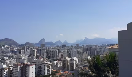 Casa triplex com bela vista da Baia de Guanabara