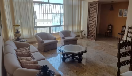 Apartamento de 4 quartos e 2 banheiro.