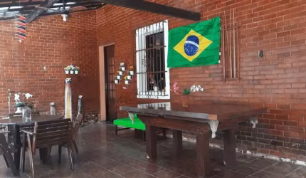 Casa de 7 quartos de 2 suítes.